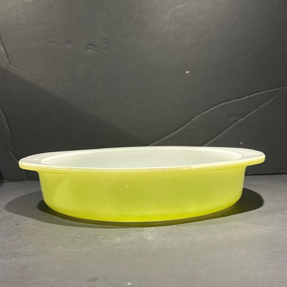 VTG Pyrex Lime Green 8" Cake Pan